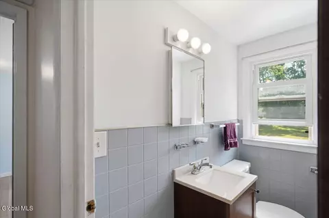 Bath - 113 Gordon Rd, Schenectady, NY 12306 photo 4 of 4