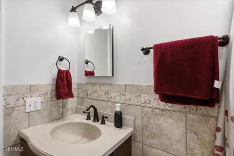Bath - 113 Gordon Rd, Schenectady, NY 12306 photo 1 of 4