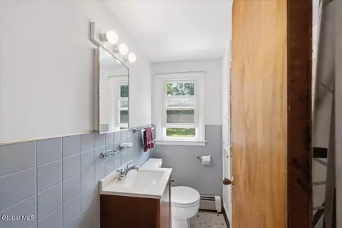 Bath - 113 Gordon Rd, Schenectady, NY 12306 photo 3 of 4