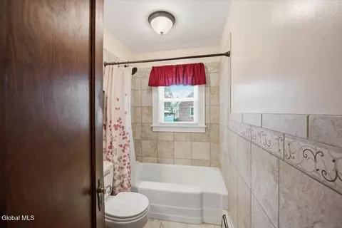 Bath - 113 Gordon Rd, Schenectady, NY 12306 photo 2 of 4