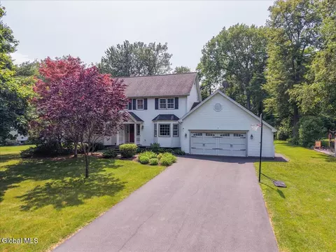 3 Cindy Ln, Clifton Park, NY 12065 photo 3