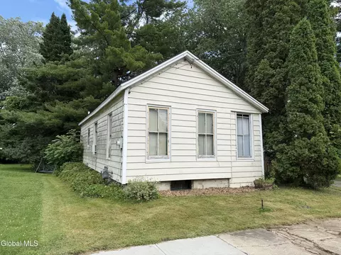 8 Mckinley Pl, Gloversville, NY 12078