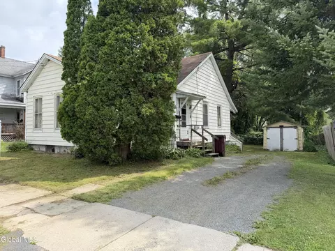 8 Mckinley Pl, Gloversville, NY 12078
