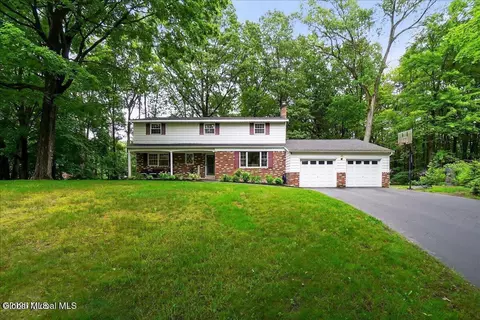 5 Pine Crst, Ballston Lake, NY 12019