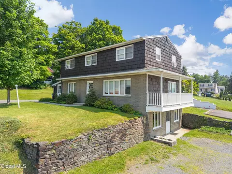 2 Sunset Rd, Rensselaer, NY 12144