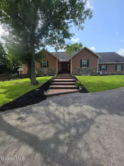 4 Big Bay Rd, Queensbury, NY 12804