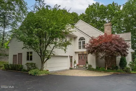 4 Spyglass Hl, Menands, NY 12204