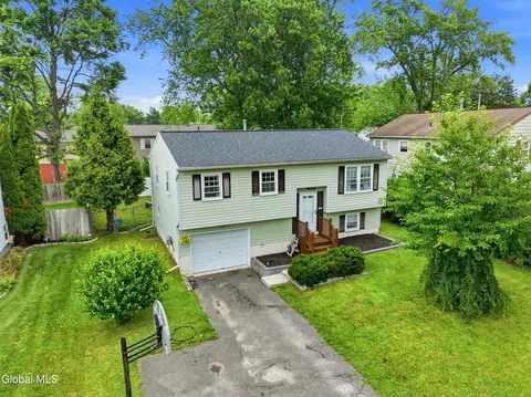 4 Denise Ct, Rensselaer, NY 12144