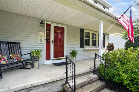 Exterior - 3059 E Old State Rd, Schenectady, NY 12303 photo 3 of 13