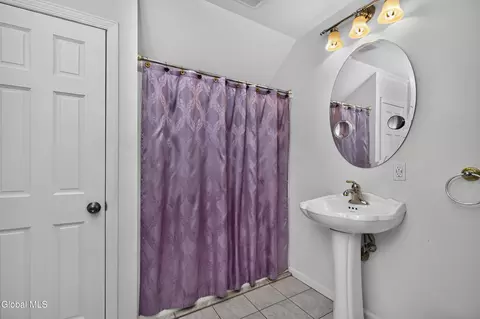 Bath - 809 Thompson St, Schenectady, NY 12306 photo 2 of 3