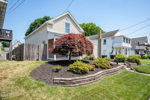 Exterior - 809 Thompson St, Schenectady, NY 12306 photo 2 of 10