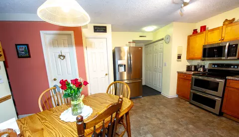 Kitchen - 92 Commonwealth Dr, Glenmont, NY 12077 photo 2 of 2