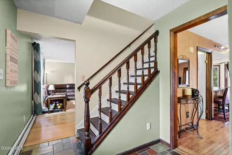 Entry Way - 4 Carlyle Ct, Ballston Lake, NY 12019 photo 2 of 2