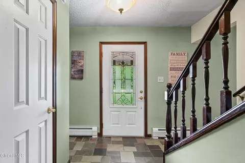 Entry Way - 4 Carlyle Ct, Ballston Lake, NY 12019 photo 1 of 2