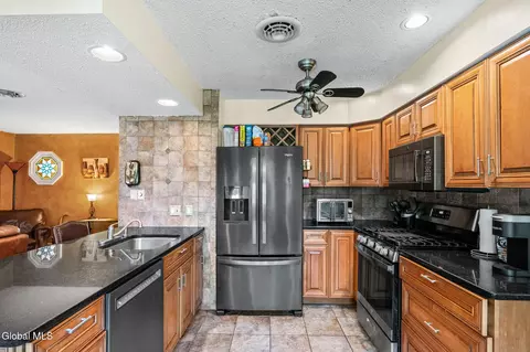 Kitchen - 4 Carlyle Ct, Ballston Lake, NY 12019 photo 2 of 3