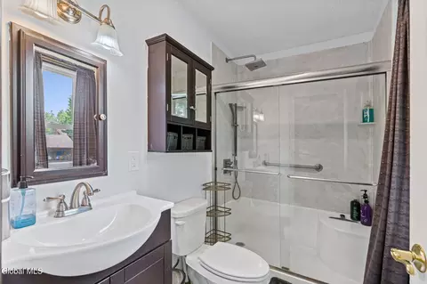 Bath - 4 Carlyle Ct, Ballston Lake, NY 12019 photo 2 of 5