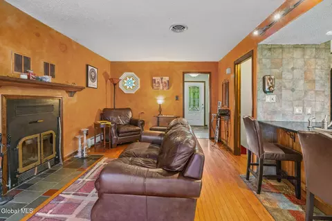 Living - 4 Carlyle Ct, Ballston Lake, NY 12019 photo 3 of 4