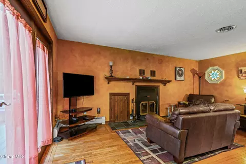 Living - 4 Carlyle Ct, Ballston Lake, NY 12019 photo 2 of 4