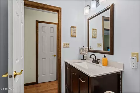 Bath - 4 Carlyle Ct, Ballston Lake, NY 12019 photo 5 of 5