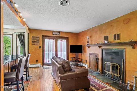 Living - 4 Carlyle Ct, Ballston Lake, NY 12019 photo 4 of 4