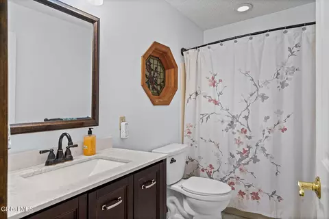 Bath - 4 Carlyle Ct, Ballston Lake, NY 12019 photo 4 of 5