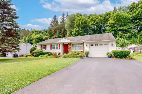 15 Woodside Ct, Wynantskill, NY 12198