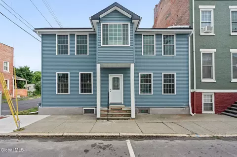 16 Broad St, Waterford, NY 12188