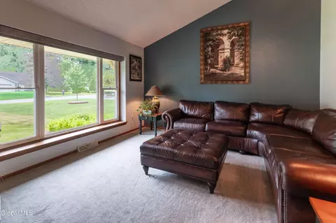 Living - 43 Algonquin Rd, Halfmoon, NY 12065 photo 1 of 4