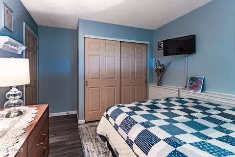 Bedroom - 43 Algonquin Rd, Halfmoon, NY 12065 photo 4 of 6