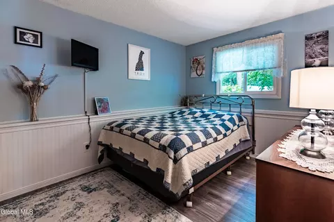Bedroom - 43 Algonquin Rd, Halfmoon, NY 12065 photo 3 of 6