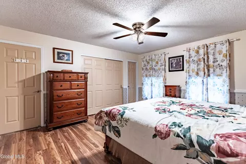 Bedroom - 43 Algonquin Rd, Halfmoon, NY 12065 photo 2 of 6