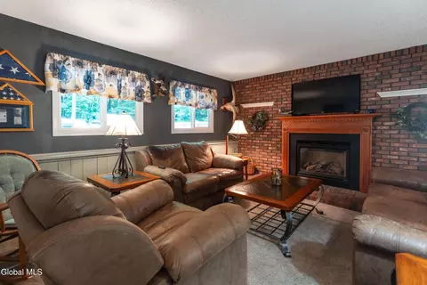 Living - 43 Algonquin Rd, Halfmoon, NY 12065 photo 2 of 4