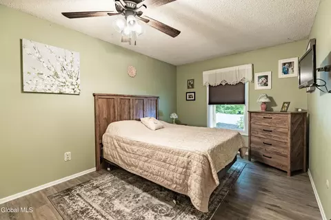 Bedroom - 43 Algonquin Rd, Halfmoon, NY 12065 photo 5 of 6