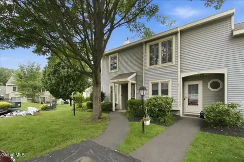 5 Minuteman Ct, Halfmoon, NY 12065
