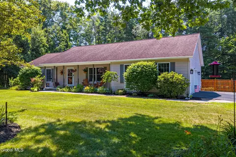10 Snowberry Ln, Gansevoort, NY 12831