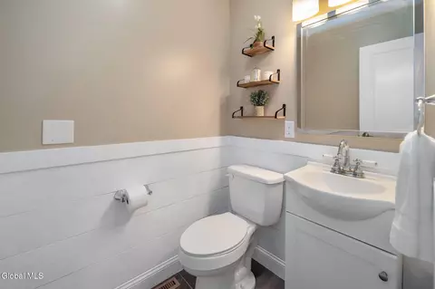 Bath - 58 Middlesex Dr, Slingerlands, NY 12159 photo 1 of 4