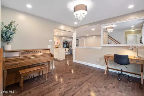 Entry Way - 58 Middlesex Dr, Slingerlands, NY 12159 photo 3 of 4