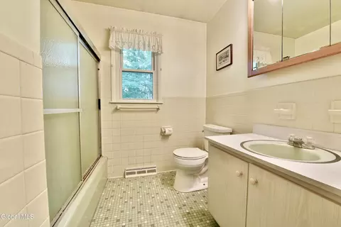 Bath - 4 Cedar Ct, Schenectady, NY 12309 photo 2 of 2