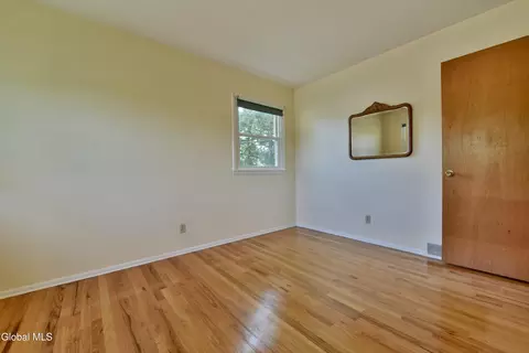 Bedroom - 4 Cedar Ct, Schenectady, NY 12309 photo 4 of 7