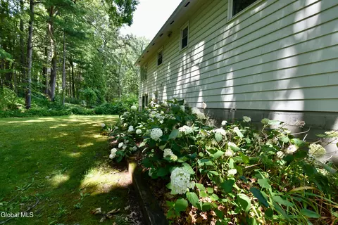 Exterior - 4 Cedar Ct, Schenectady, NY 12309 photo 4 of 6
