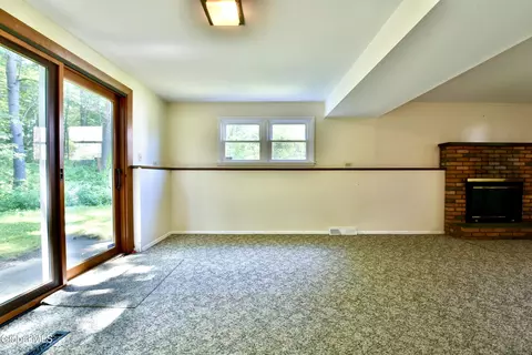 Living - 4 Cedar Ct, Schenectady, NY 12309 photo 8 of 10