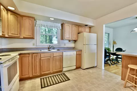 Kitchen - 4 Cedar Ct, Schenectady, NY 12309 photo 3 of 6