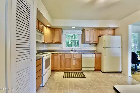 Kitchen - 4 Cedar Ct, Schenectady, NY 12309 photo 2 of 6