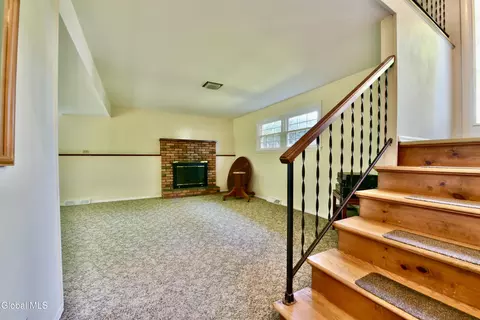 Living - 4 Cedar Ct, Schenectady, NY 12309 photo 5 of 10