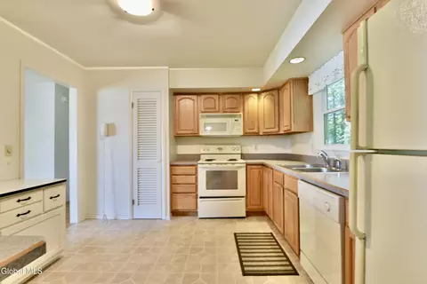 Kitchen - 4 Cedar Ct, Schenectady, NY 12309 photo 4 of 6