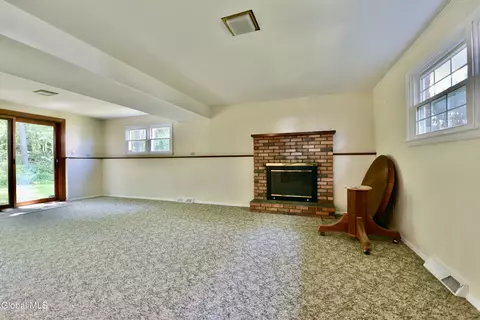 Living - 4 Cedar Ct, Schenectady, NY 12309 photo 10 of 10