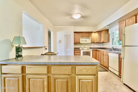 Kitchen - 4 Cedar Ct, Schenectady, NY 12309 photo 5 of 6