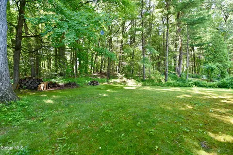 Exterior - 4 Cedar Ct, Schenectady, NY 12309 photo 5 of 6