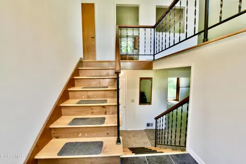 Entry Way - 4 Cedar Ct, Schenectady, NY 12309 photo 2 of 2