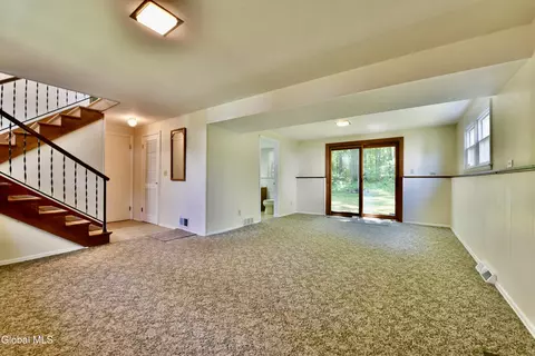 Living - 4 Cedar Ct, Schenectady, NY 12309 photo 6 of 10